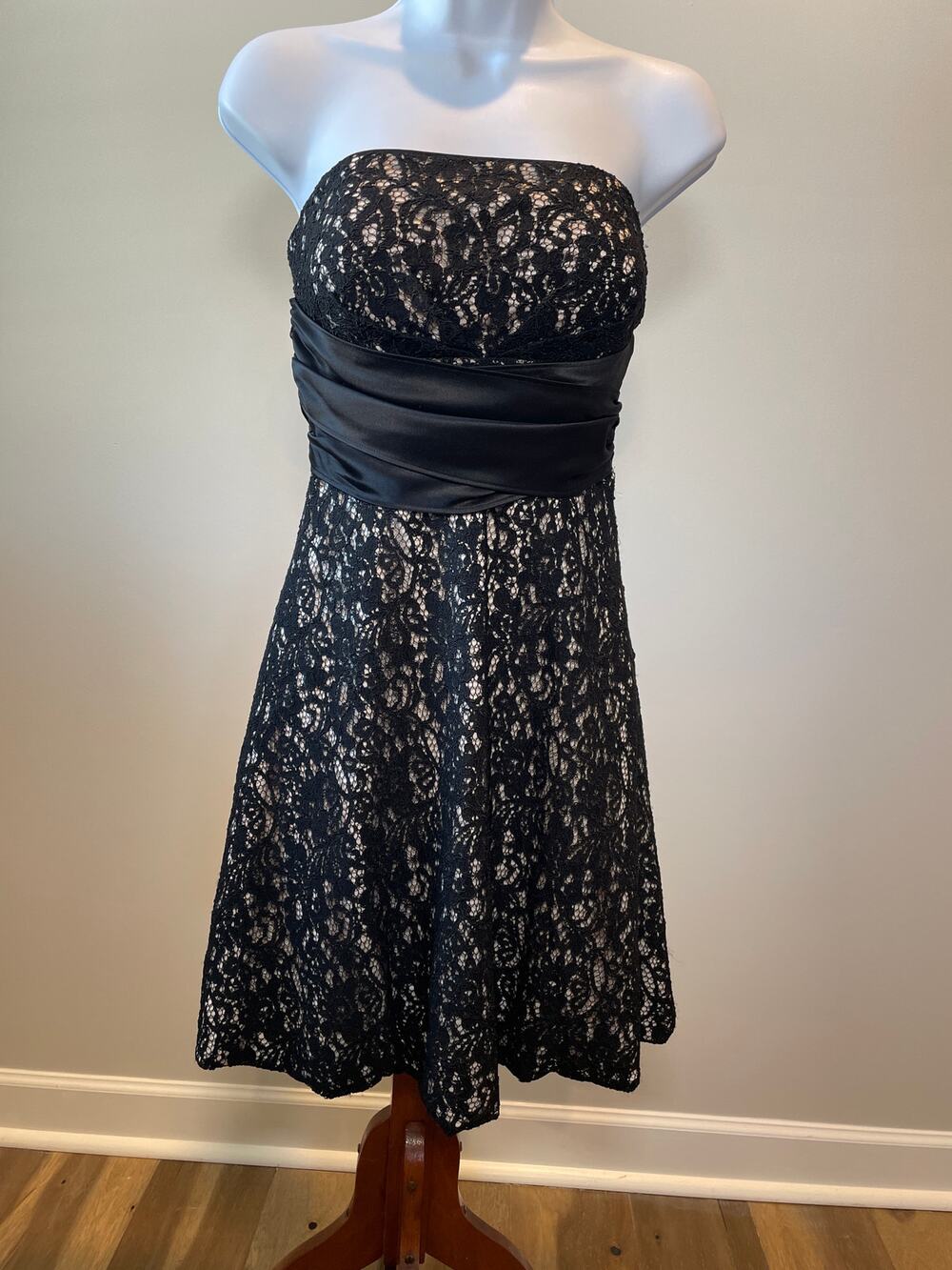 White House Black Market Size 2 Black Lace Strapless Bubble Hem Dress